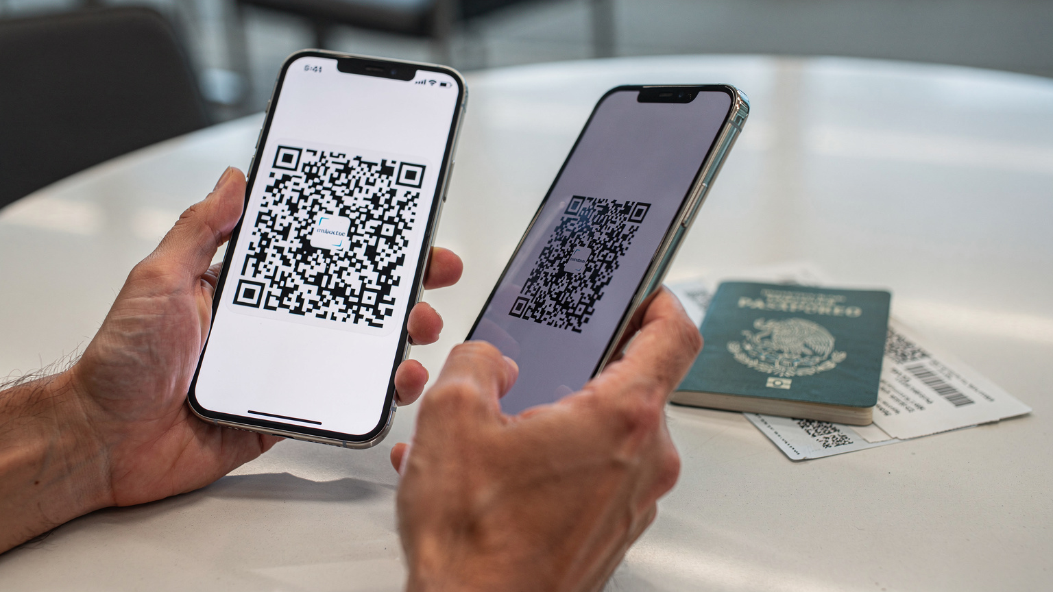 Un par de manos hispanas sosteniendo un teléfono inteligente, escaneando un código QR para activar una eSIM, con un pasaporte mexicano y un boleto de avión en una mesa de aeropuerto.