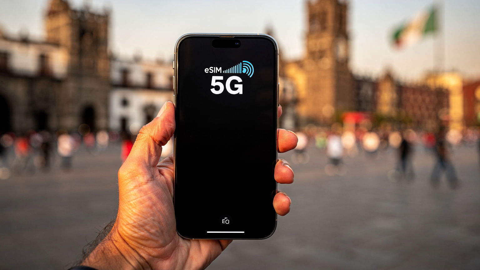 Eine Nahaufnahme eines Smartphones, das eine eSIM-Verbindungsanzeige zeigt, mit einem unscharfen Hintergrund eines belebten Platzes in Mexiko-Stadt bei goldenem Licht.
