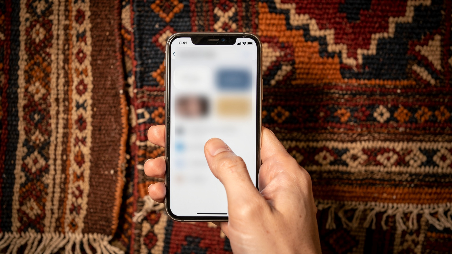 Смартфон показва екран за настройки на eSIM, докато ръка докосва екрана, на фона на традиционни турски килими на пазар.