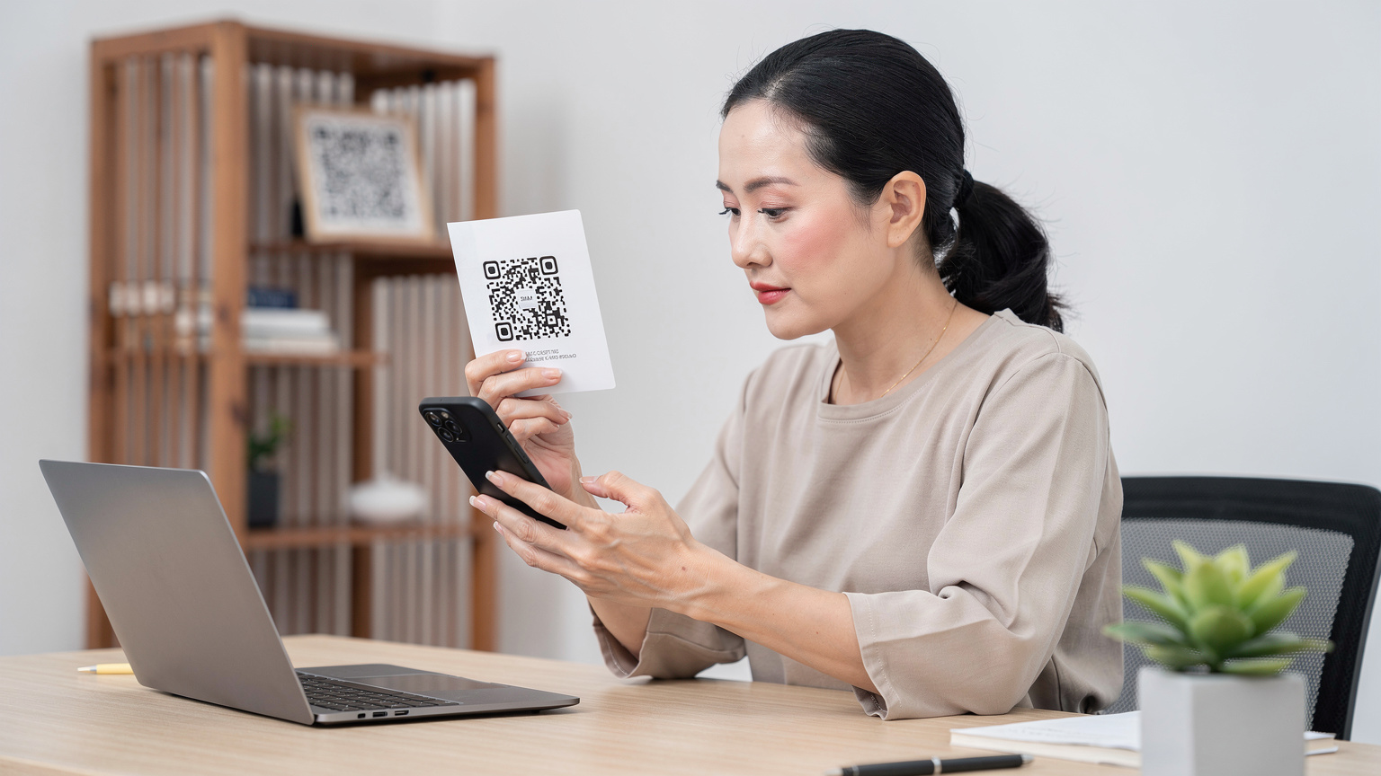 Một phụ nữ Việt Nam đang cầm chặt điện thoại thông minh, tay kia giữ một tờ giấy in mã QR eSIM, chuẩn bị kích hoạt gói data cho chuyến đi đến Mỹ.
