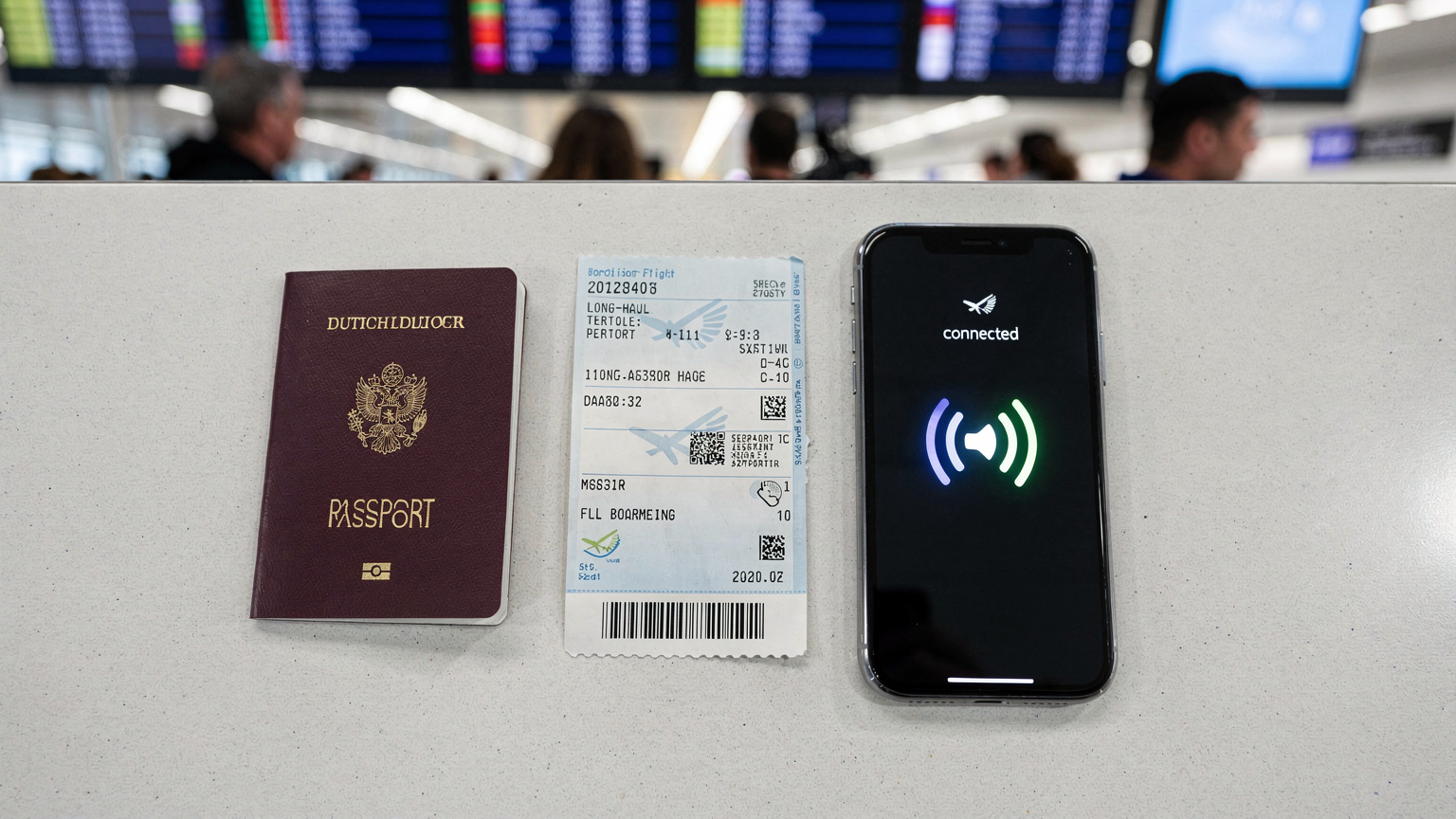 Een close-up van een paspoort, boardingpass en een smartphone met een geactiveerde eSIM, klaar voor vertrek vanaf een drukke gate op een internationale luchthaven.