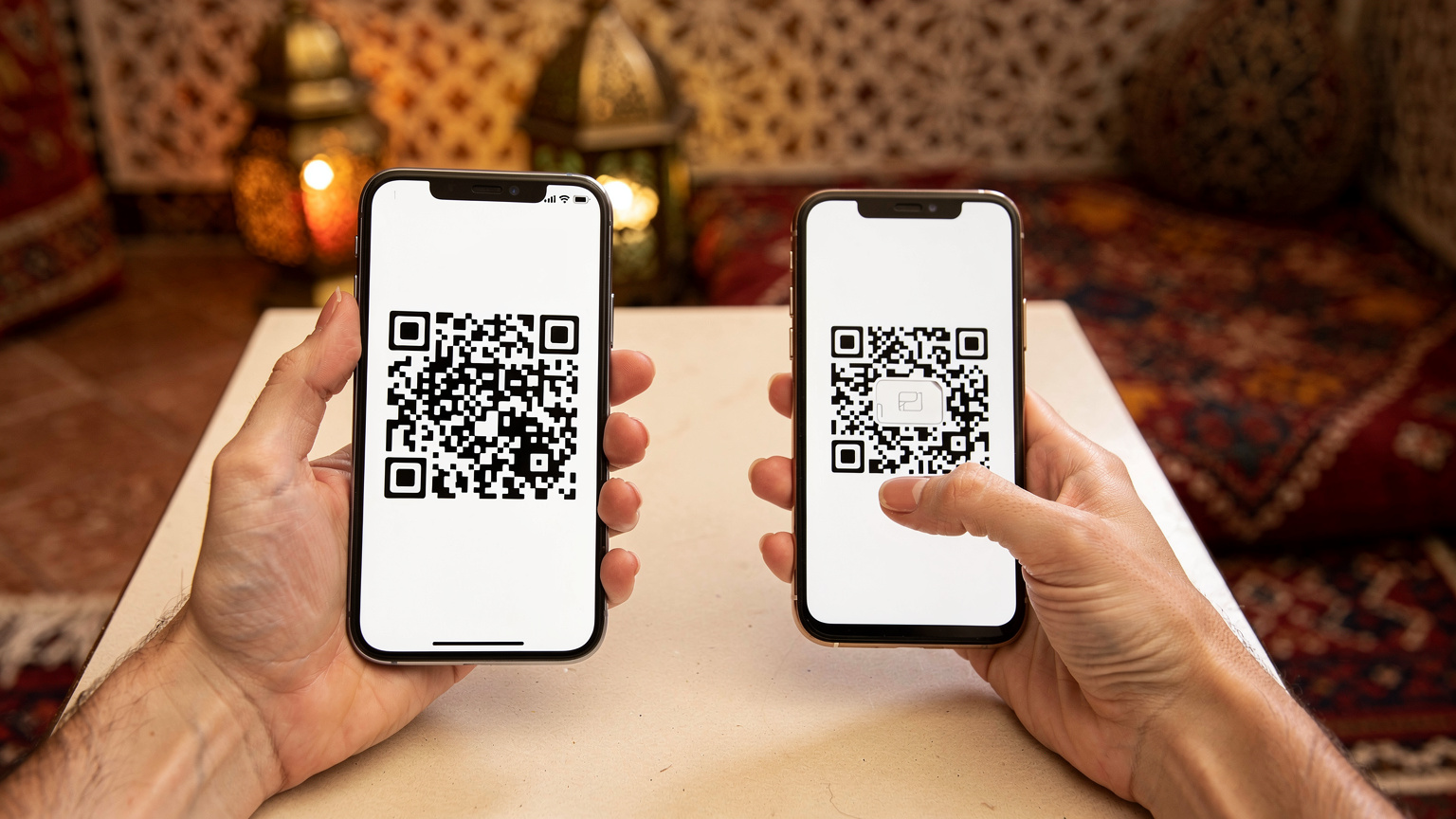 Eine Nahaufnahme zeigt die Hände eines Reisenden, der konzentriert einen QR-Code auf seinem Smartphone scannt, um eine eSIM zu aktivieren, im Hintergrund sind unscharf traditionelle marokkanische Dekorationen zu erkennen.