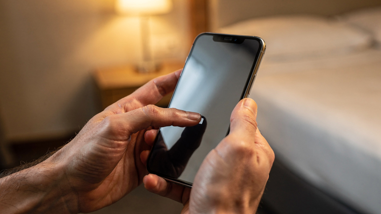 Close-up van handen die een smartphone vasthouden en een QR-code scannen voor eSIM-installatie, met een zachte, onduidelijke achtergrond van een hotelkamer.