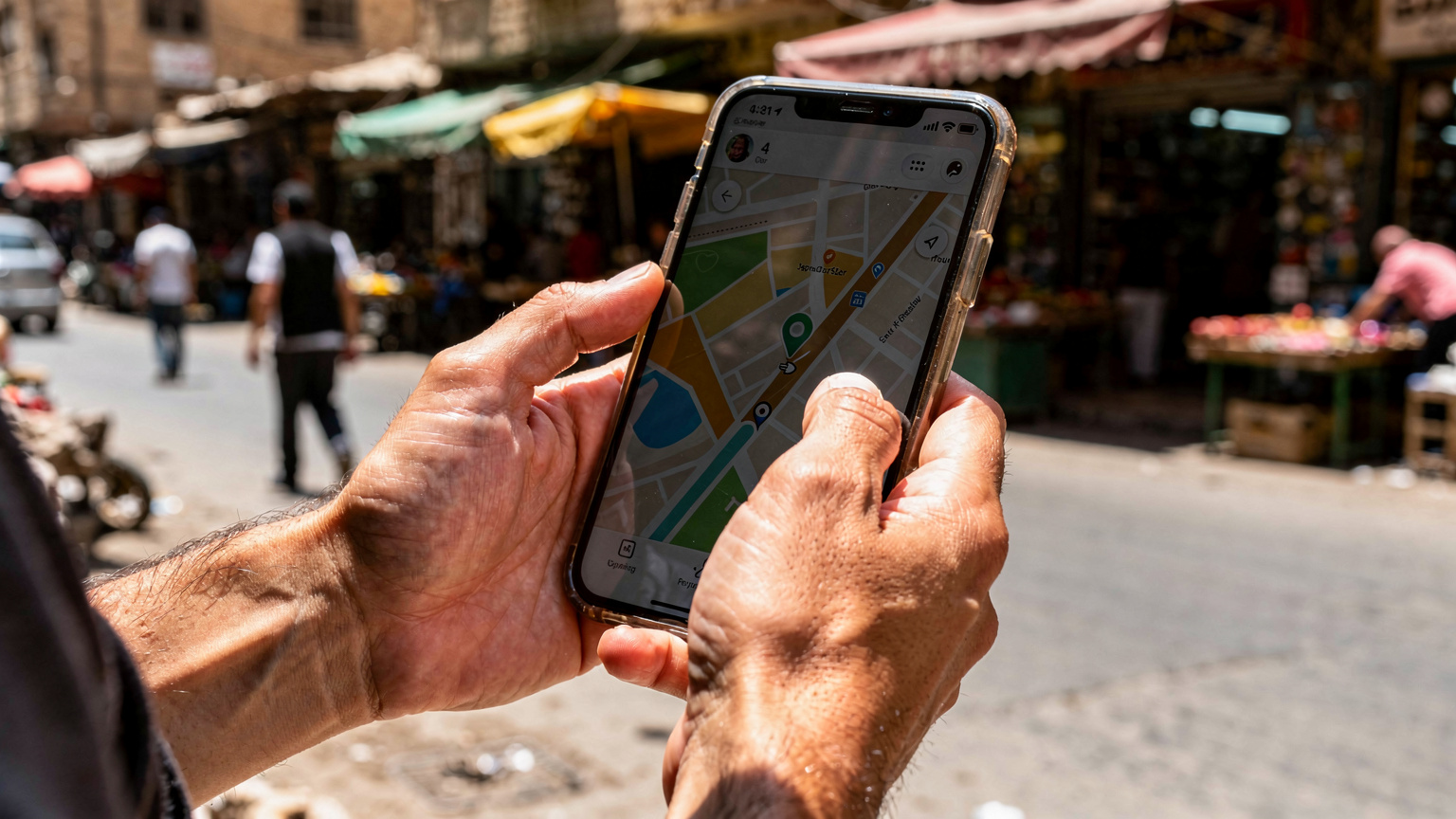 Een reiziger bekijkt haar smartphone voor navigatie op een drukke straat in Caïro, met kleurrijke winkels en mensen op de achtergrond.
