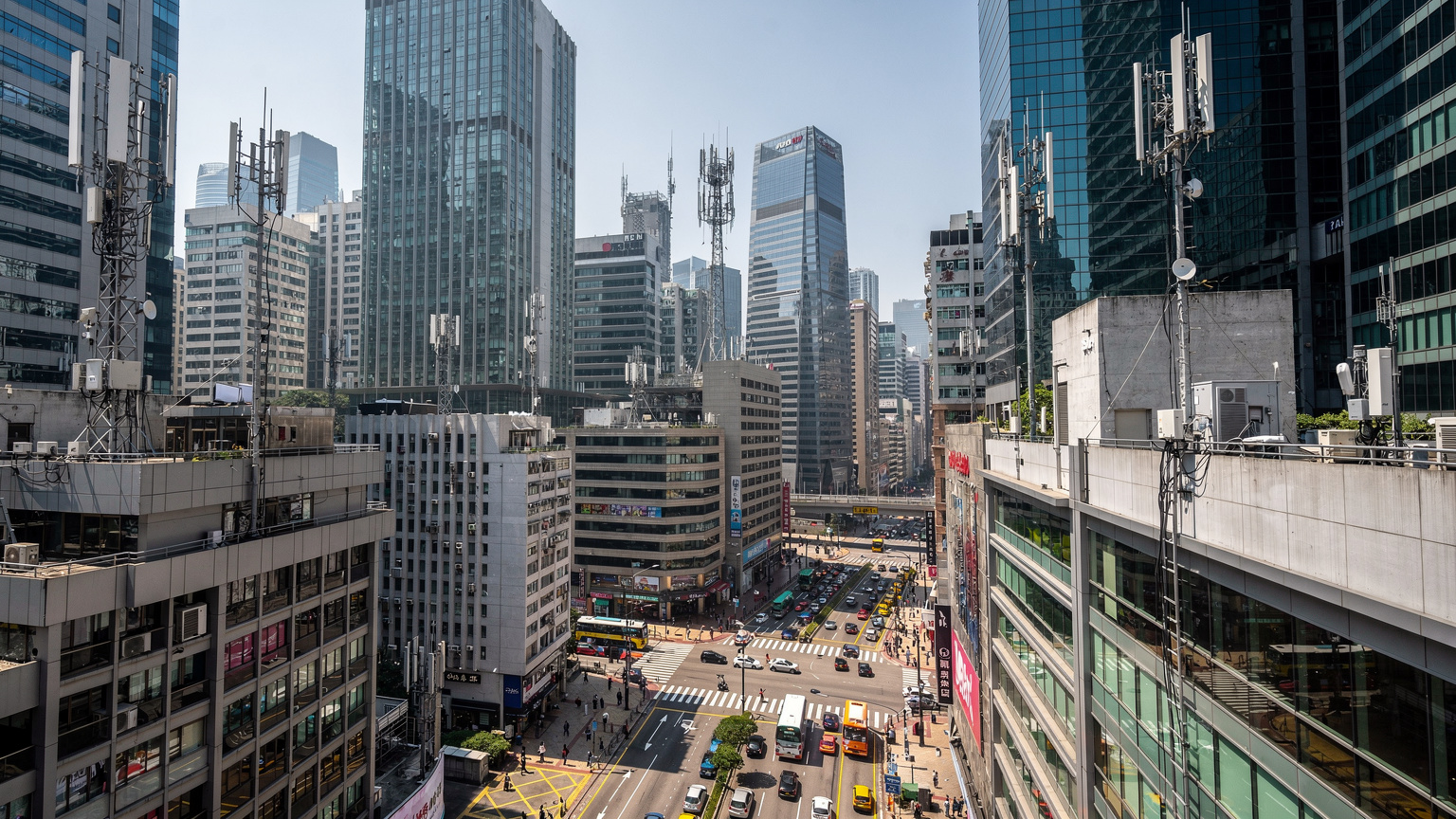 香港繁忙的商業區,隨處可見高樓大廈和密集的網絡基站,確保了高速穩定的移動網絡覆蓋。