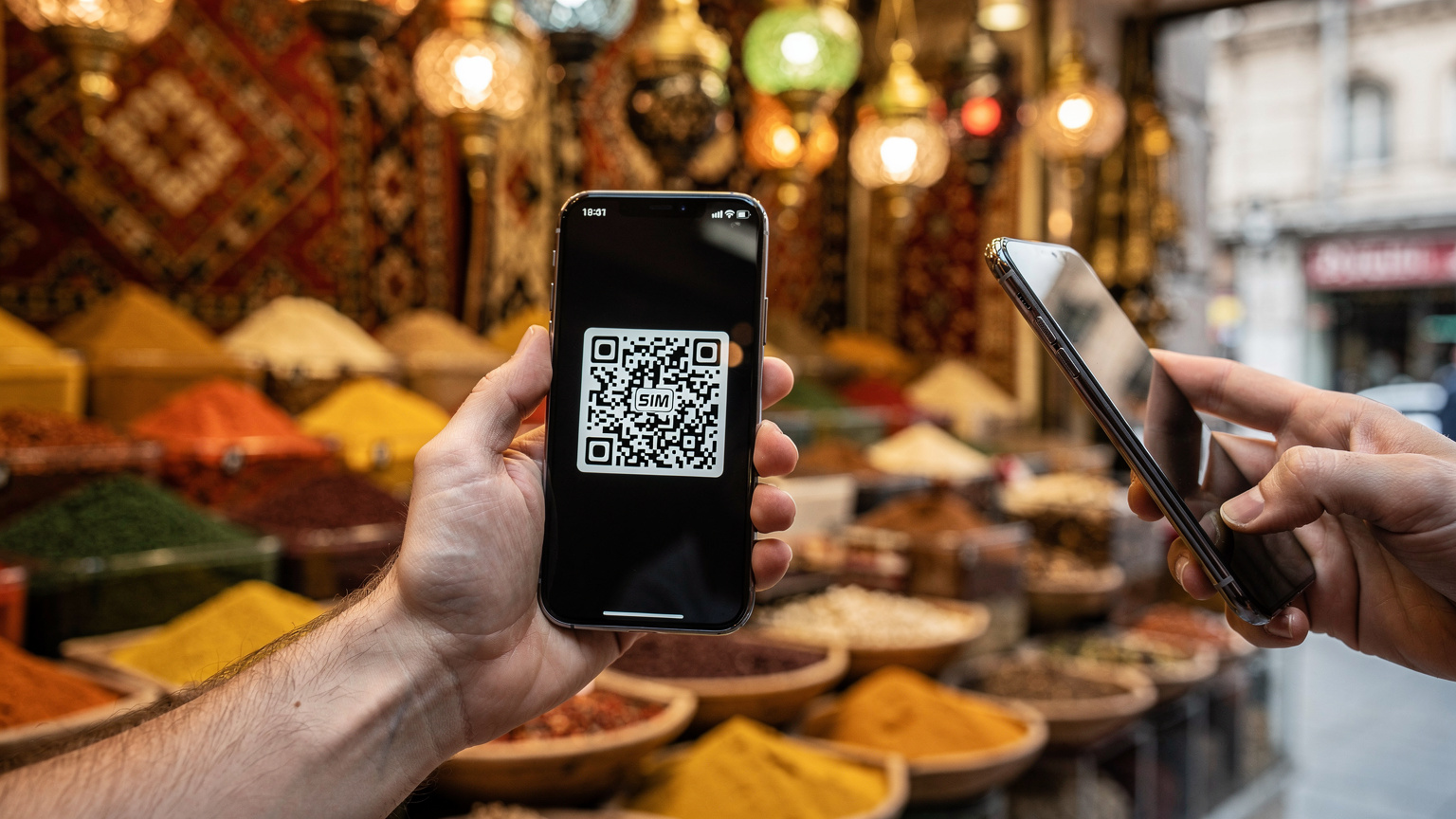 Bir gezgin, İstanbul'un tarihi bir çarşısında, elinde akıllı telefonuyla bir global eSIM paketinin QR kodunu tararken gösteriliyor. Çevresi el yapımı ürünler ve baharatlarla dolu.