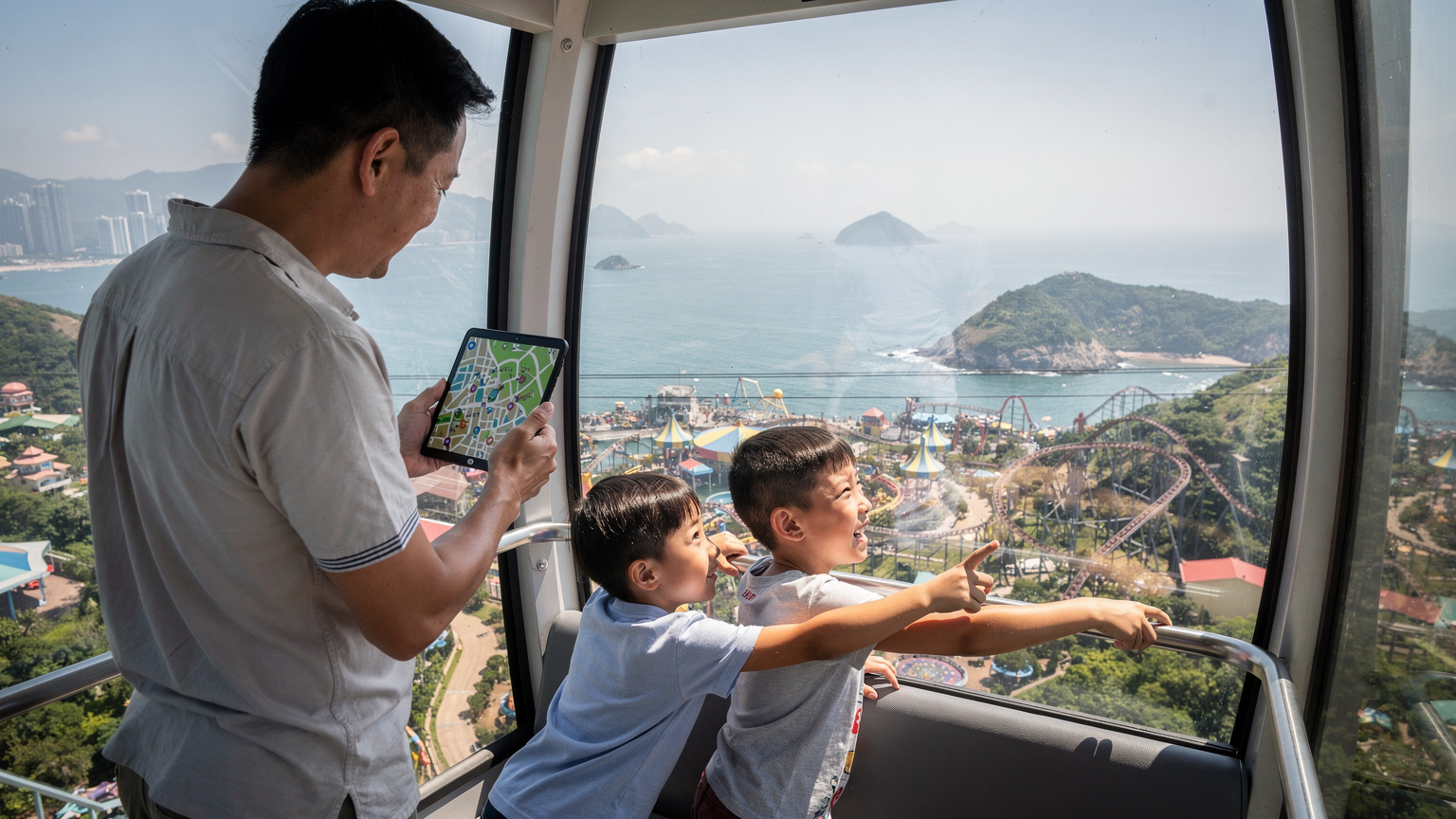 在香港海洋公園的纜車上，一位父親正在用手機向兩個孩子展示地圖，孩子們興奮地指著遠處的海洋動物展示區。