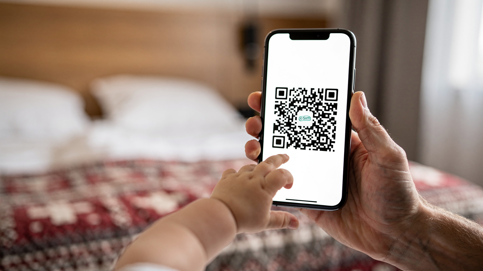 O mână de adult ține un smartphone care afișează un cod QR pentru activarea eSIM, în timp ce o mână de copil indică ecranul cu un deget curios.
