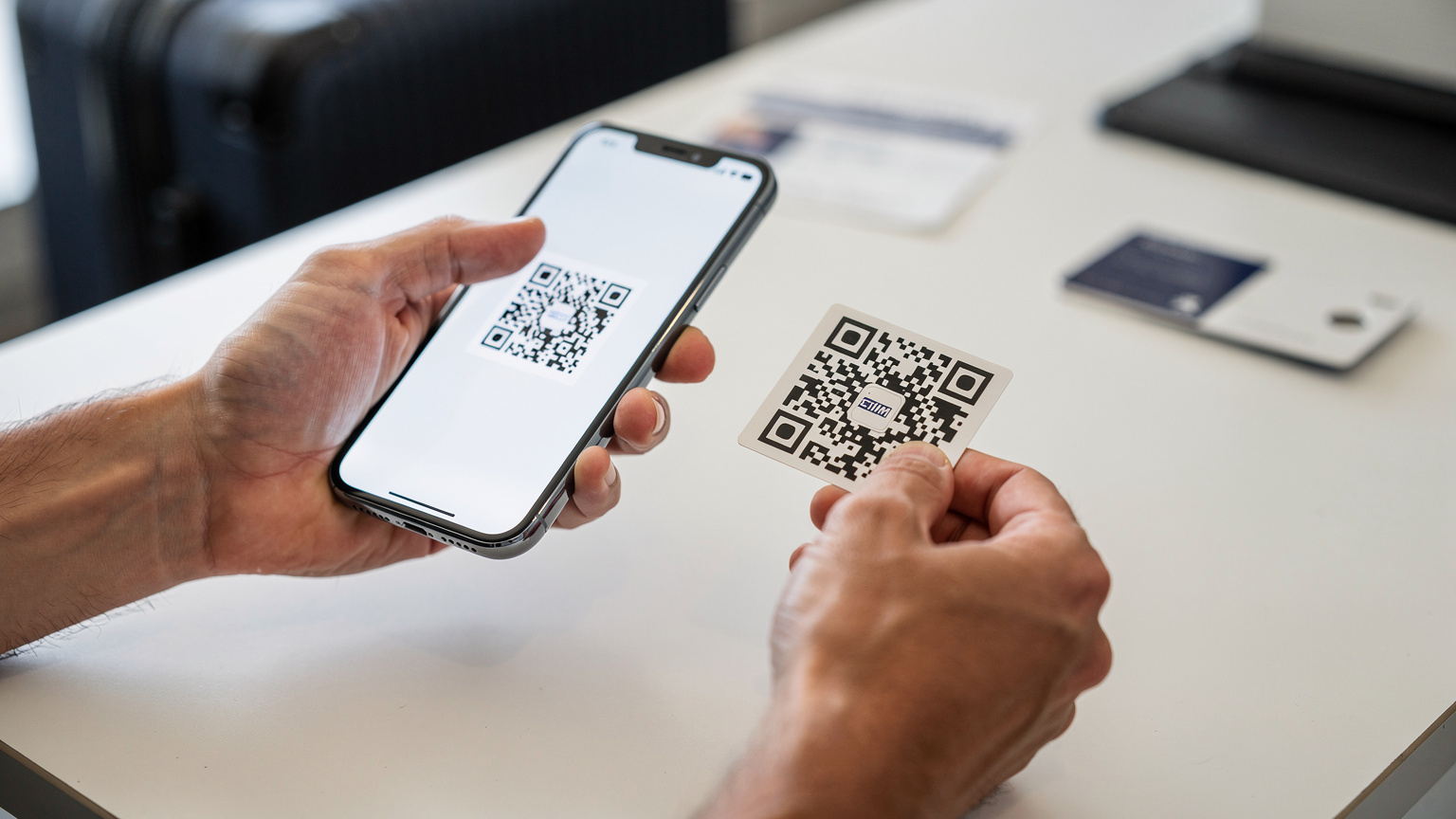 شخص يمسح رمز QR على شاشة هاتفه الذكي لتفعيل شريحة eSIM.
