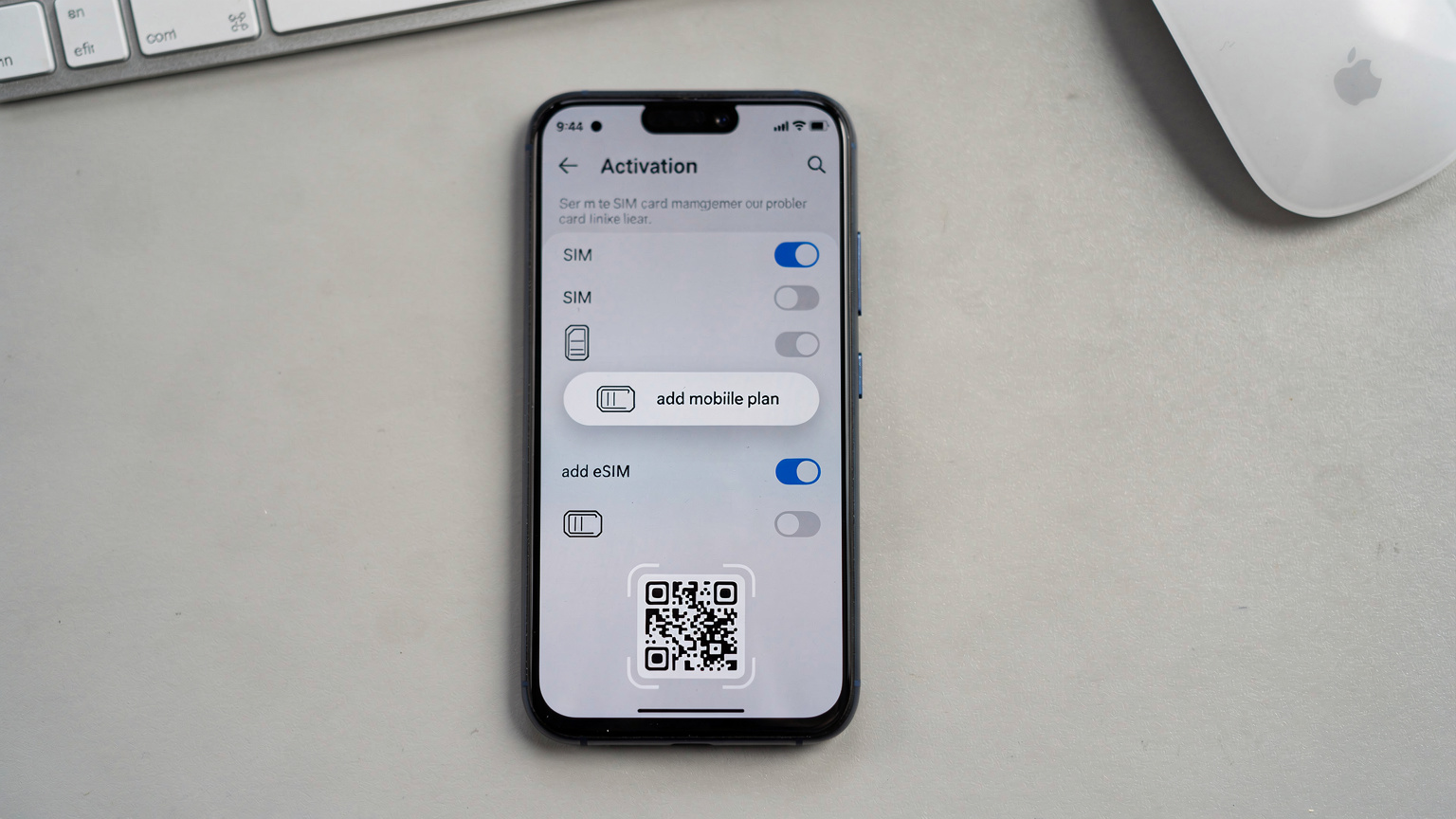 Крупний план екрану смартфона Android з відкритим меню налаштувань стільникового зв'язку, де відображається опція "Додати eSIM" і поле для сканування QR-коду.