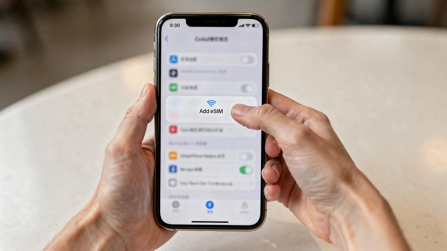 一雙中國女性的手正在iPhone上操作蜂窩網路設定，螢幕上清晰顯示著「加入eSIM」的選項。
