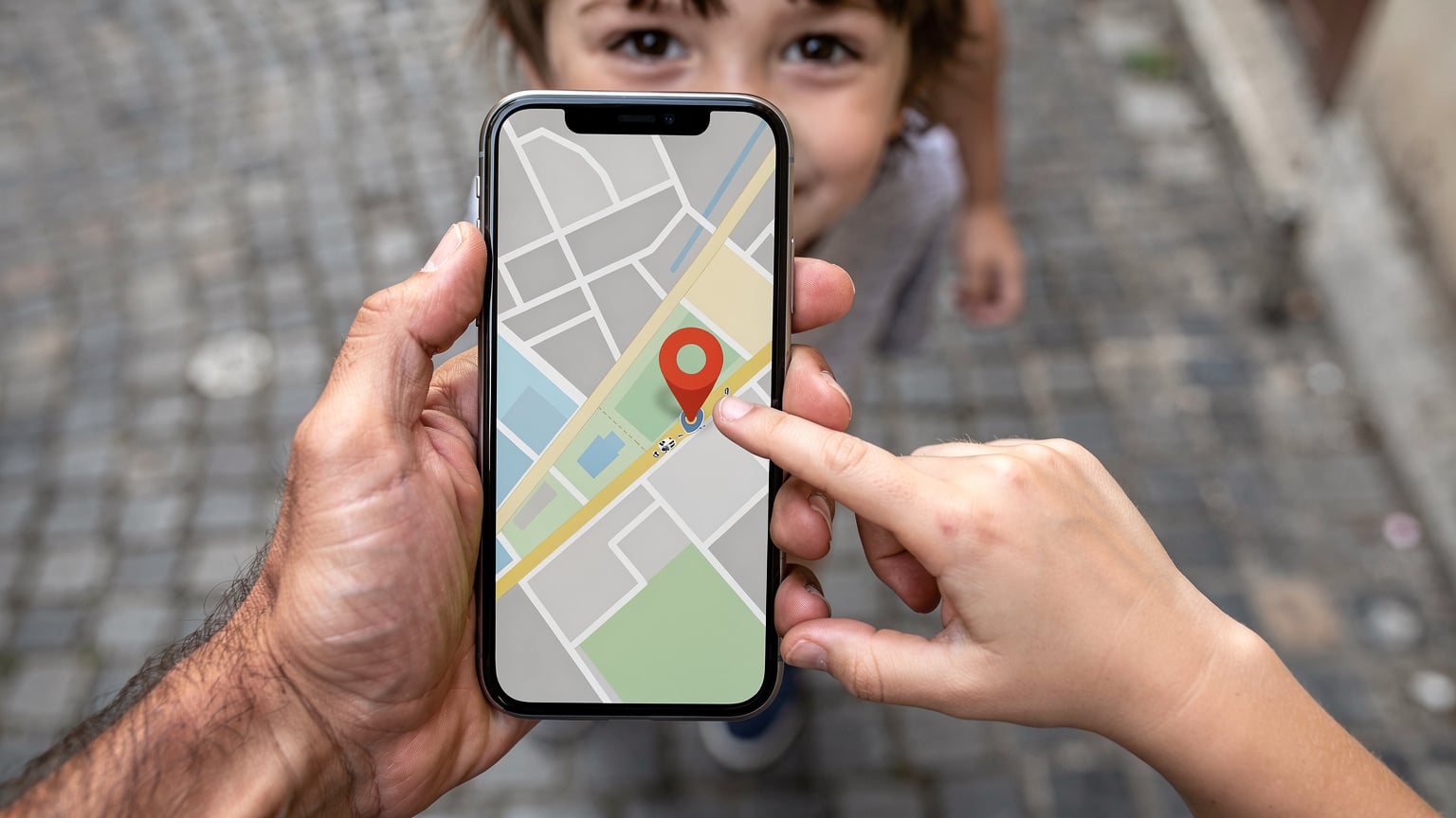 Un téléphone portable affichant une carte avec un itinéraire, tenu dans une main d'adulte près d'une main d'enfant qui pointe, symbolisant la navigation aisée pour les familles en voyage dans une ville européenne.