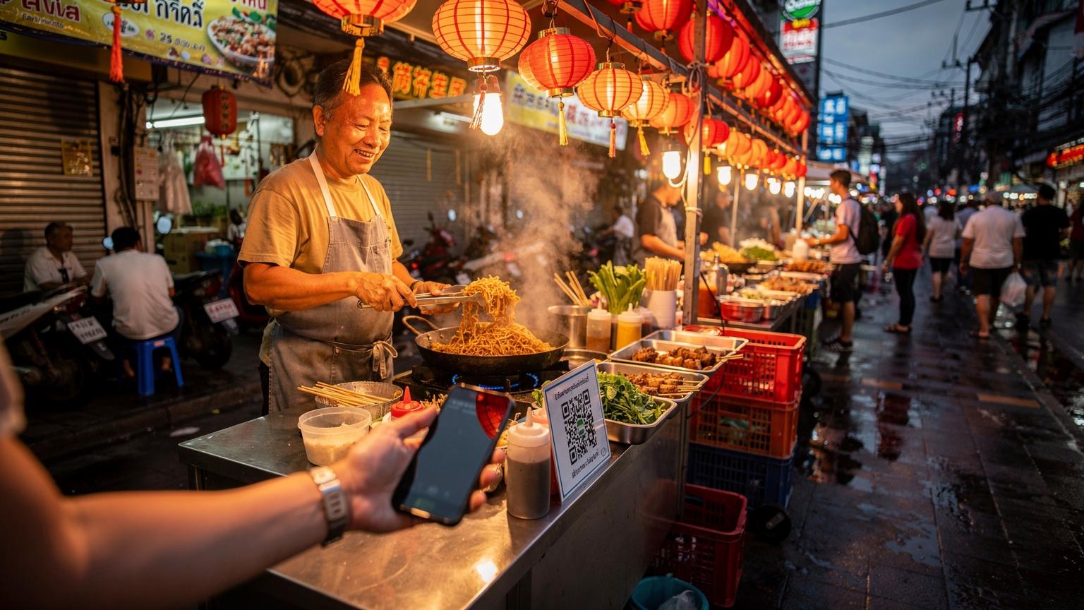 O tarabă vibrantă de street food din cartierul Chinatown, Bangkok, cu un vânzător zâmbitor care pregătește mâncare, iar în prim plan se vede un turist român care scanează un cod QR de plată cu telefonul, la lumina felinarelor de seară.