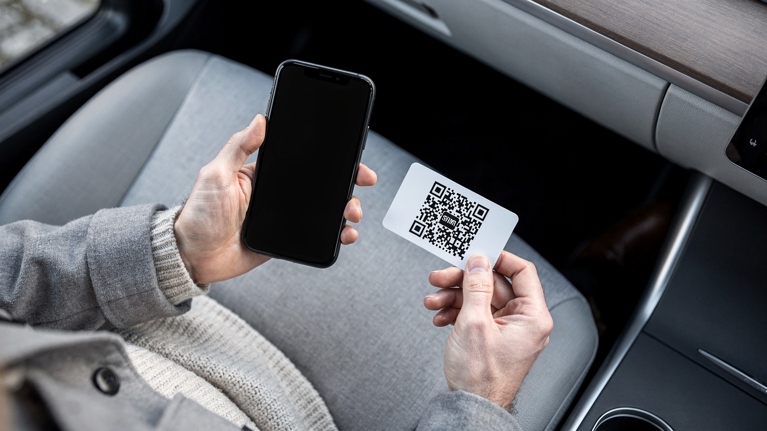 Nærbilde av hender som holder en smarttelefon og skanner en eSIM QR-kode for å aktivere mobildata.