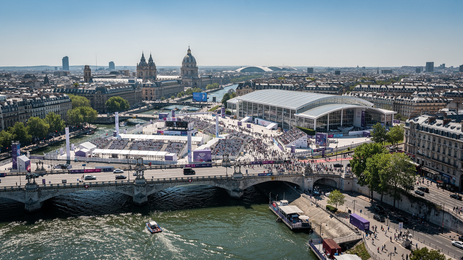 Vue aérienne des infrastructures des Jeux Olympiques de Paris 2026 autour de la Seine, avec des spectateurs se dirigeant vers les sites.