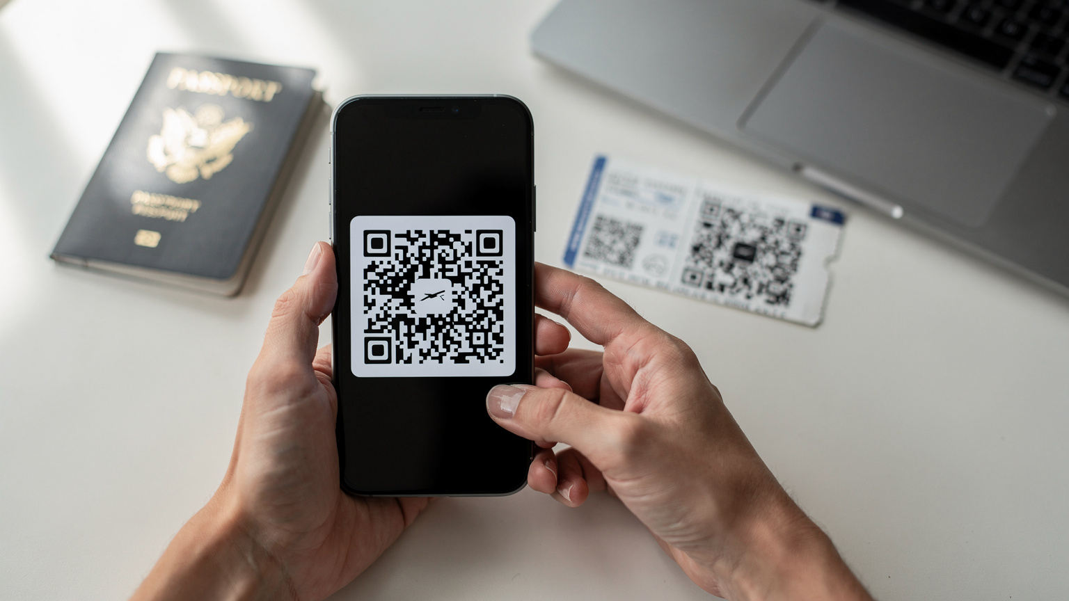 Une personne active une eSIM sur son smartphone à l'aide d'un QR code, montrant la facilité d'installation d'une eSIM avant un départ en voyage.