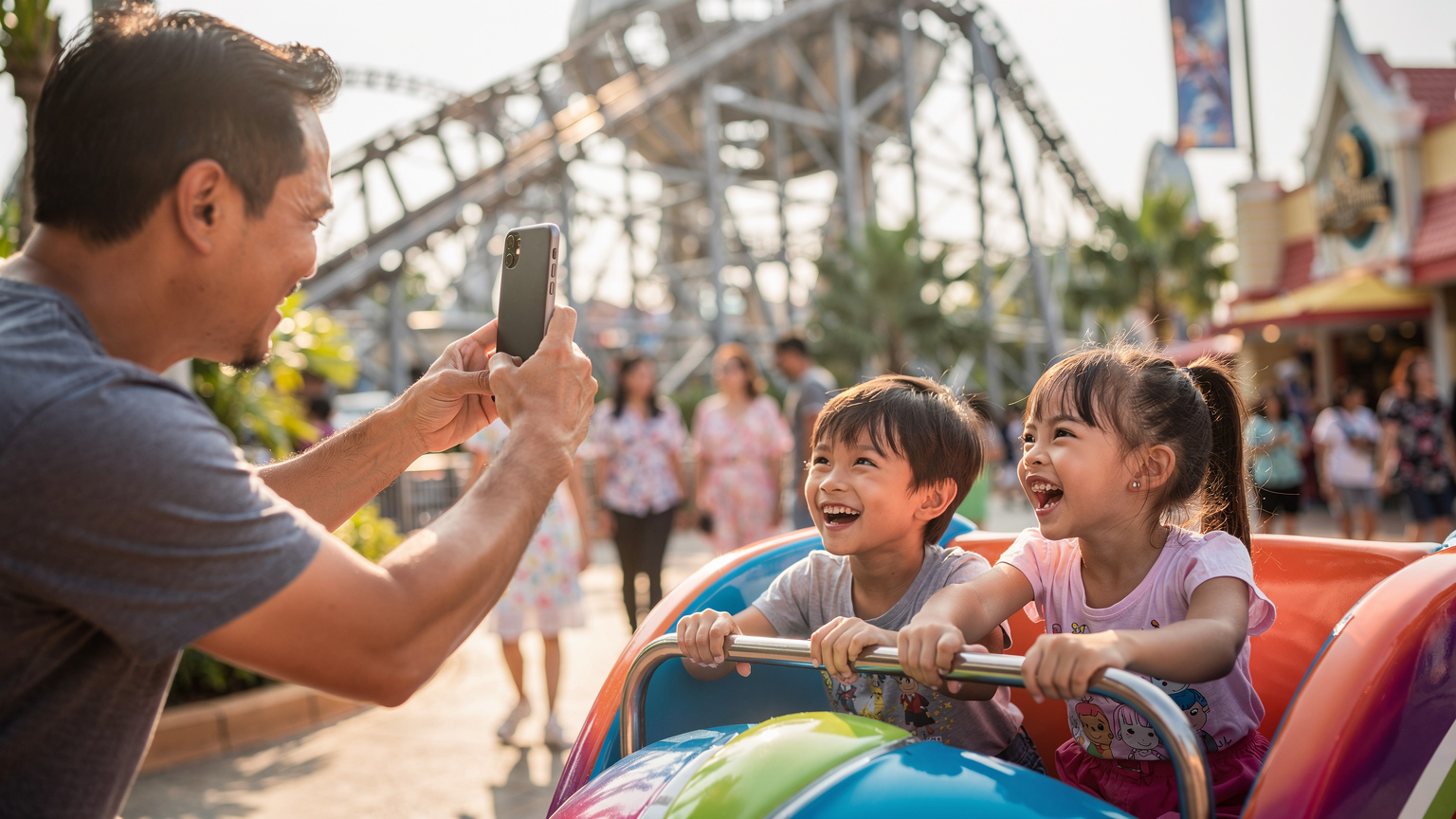 Seorang bapa menggunakan telefonnya untuk mengambil gambar anak-anaknya yang sedang bergembira di taman tema Singapura, menunjukkan sambungan internet yang lancar.