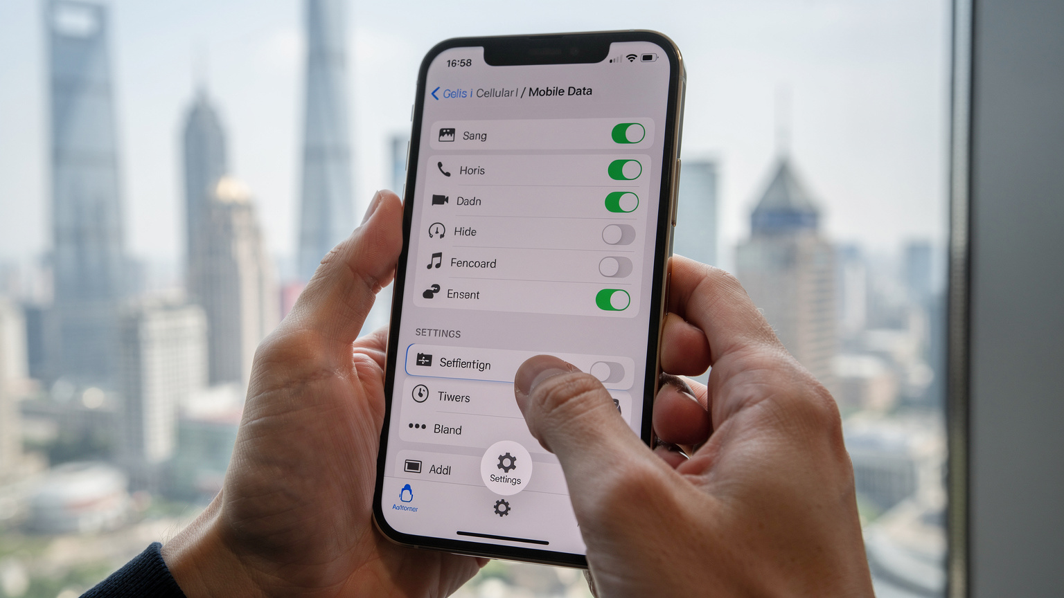 一雙手特寫, 一隻手拿著iPhone 15 Pro Max, 另一隻手輕輕點擊屏幕上的「設置」圖標, 屏幕上顯示的是「蜂窩網絡」菜單, 窗外是模糊的上海陸家嘴高樓大廈。