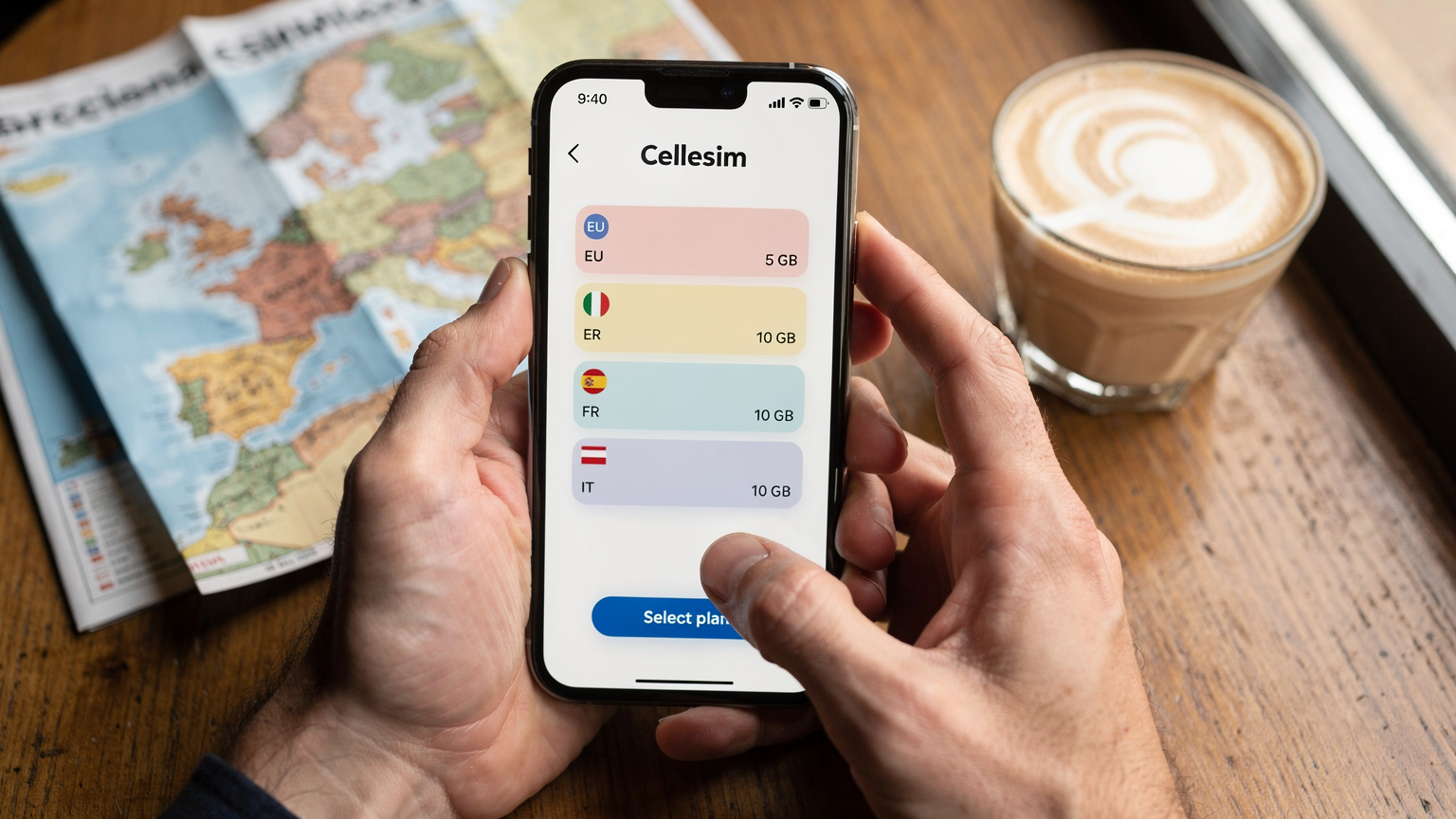 Manos de un viajero sosteniendo un smartphone, mostrando una interfaz de la aplicación de Cellesim con opciones de planes de eSIM para Europa, con un mapa turístico de fondo borroso.