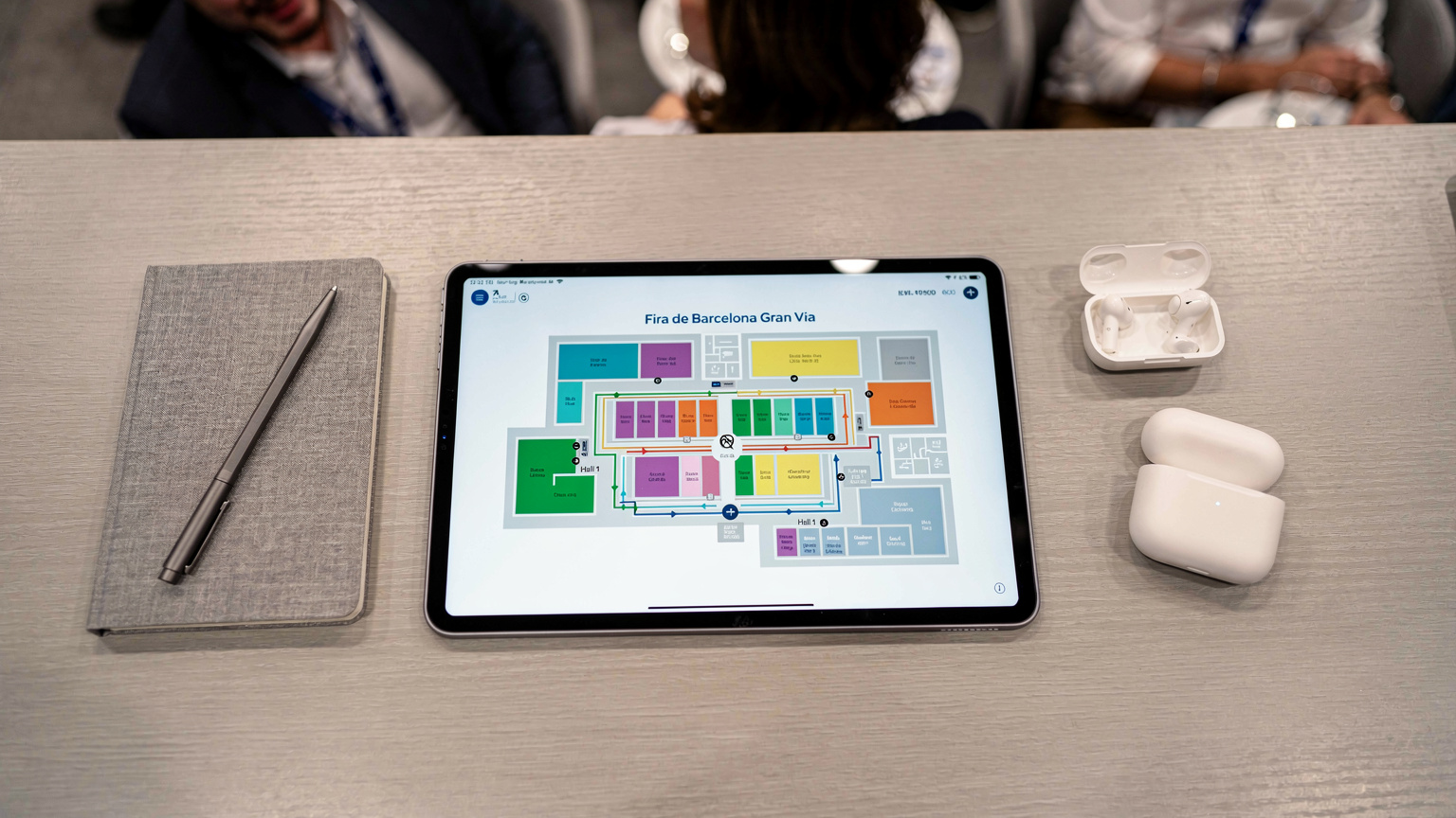 Un mapa interactivo del MWC 2026 se muestra en una tableta, con rutas y pabellones destacados, simbolizando la conectividad y la eficiencia.