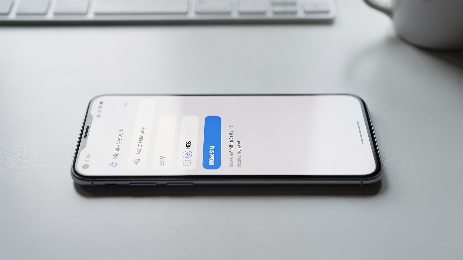 Un ecran de smartphone afișând setările de rețea mobilă, cu opțiunea eSIM selectată, într-un mediu curat și modern.
