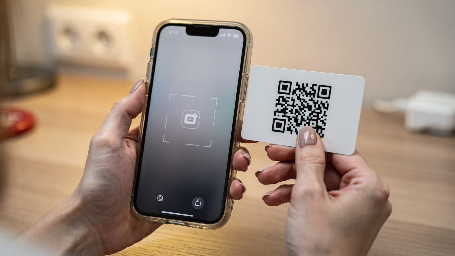 Крупний план рук, які тримають iPhone 17 Pro Max, на екрані якого відображається QR-код, готовий до сканування для активації eSIM.