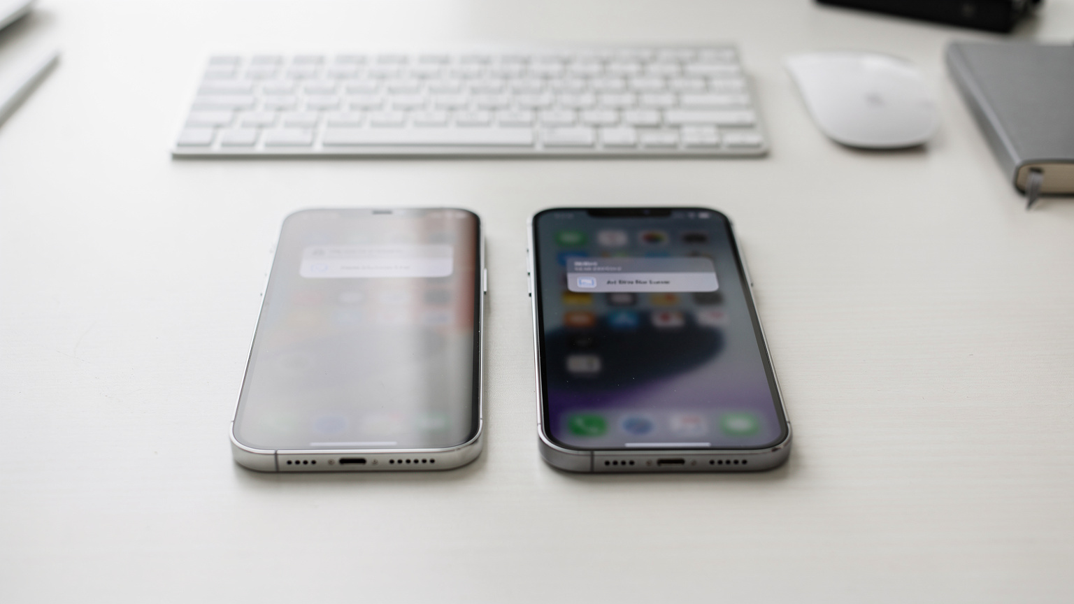 Deux iPhones côte à côte, le premier affichant un écran de confirmation de transfert eSIM et le second un message de réception, illustrant le transfert rapide.