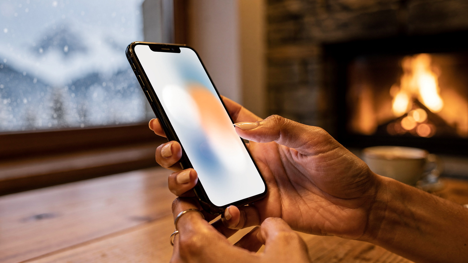 Mãos de uma mulher brasileira, com anéis de prata, seguram um smartphone mostrando o aplicativo Cellesim com a tela de compra de um plano de dados, com um fundo desfocado de um café aconchegante nos Alpes com neve pela janela.