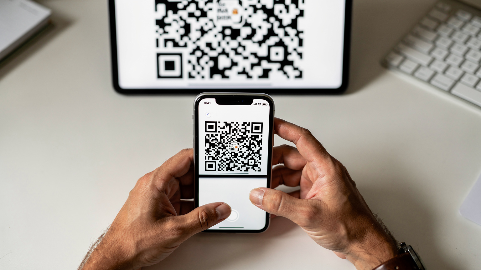Primo piano di mani che tengono uno smartphone, mostrando il processo di scansione di un QR code per attivare un'eSIM, con un'interfaccia utente pulita e intuitiva.