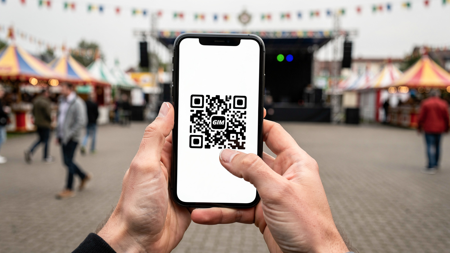 Hände halten ein Smartphone, das einen QR-Code für die eSIM-Aktivierung anzeigt, mit einem leicht verschwommenen Festivalgelände im Hintergrund.