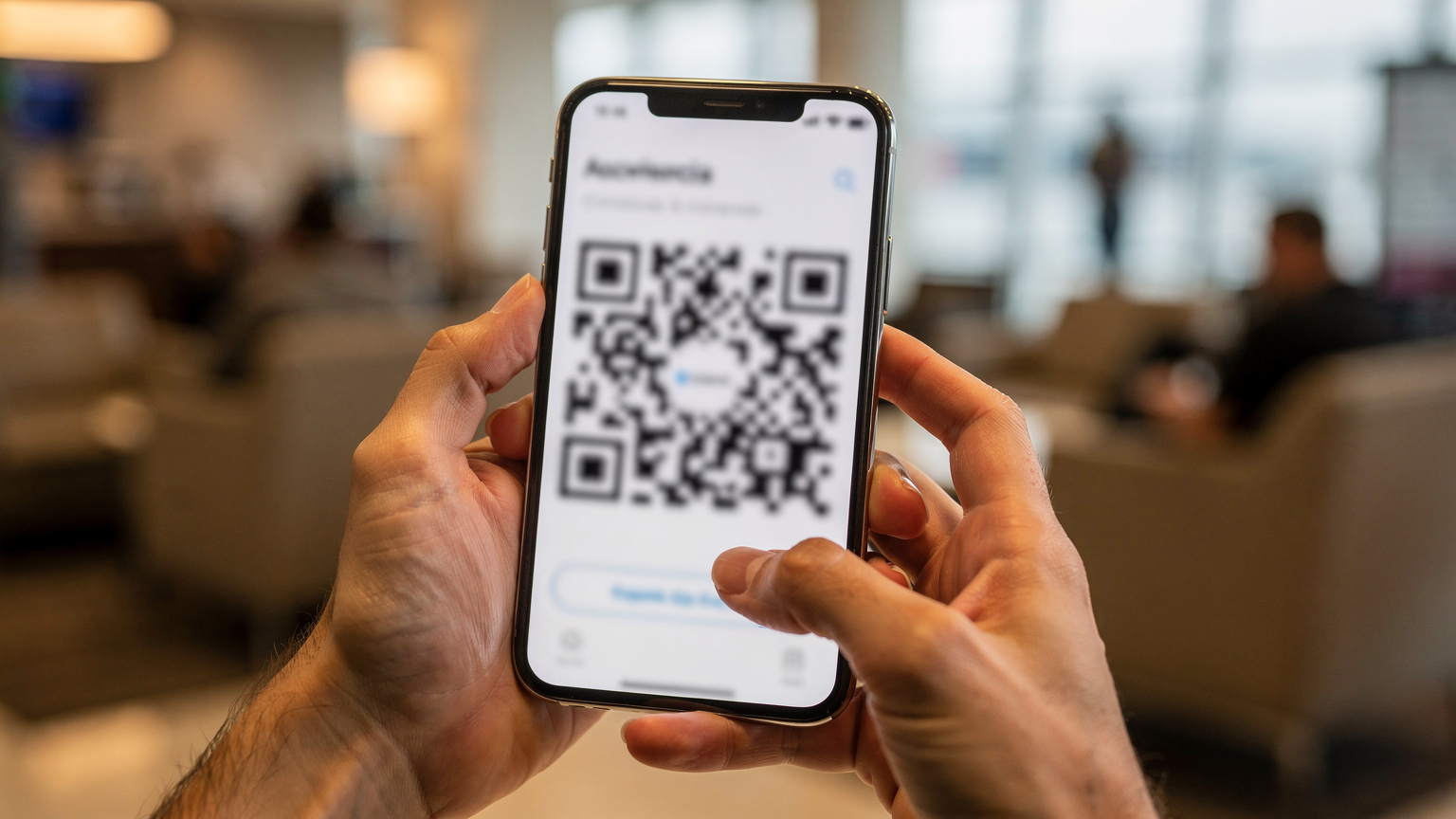 Nahaufnahme von Händen, die ein Smartphone halten, auf dessen Bildschirm ein QR-Code für die eSIM-Aktivierung zu sehen ist, während im Hintergrund ein brasilianischer Flughafen oder eine Hotel-Lobby verschwommen erkennbar ist.