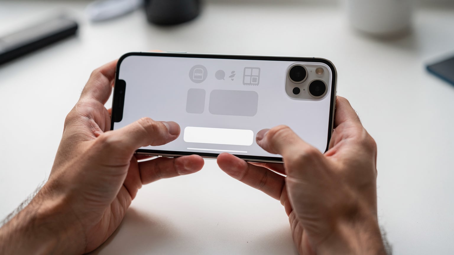 Una persona utiliza la aplicación Cellesim en su iPhone 15 Pro para activar una eSIM, mostrando el proceso intuitivo que evita el uso de tarjetas físicas.