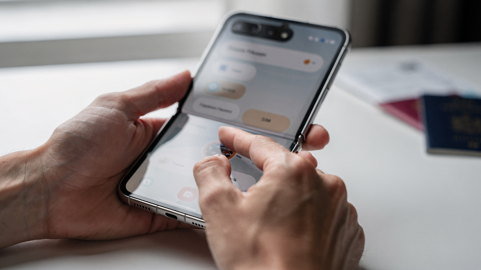 Крупeн план на ръце, държащи Samsung Galaxy Z Flip 8, показвайки настройките за eSIM активация на екрана. Пръстите нежно докосват екрана.