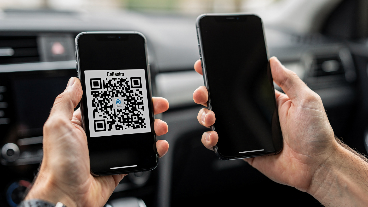 Närbild på mänskliga händer som håller en smartphone med en Cellesim QR-kod på skärmen, redo att skannas för eSIM-installation. Bakgrunden är suddig och visar interiören av en modern bil, eventuellt ett instrumentbräda eller säte.