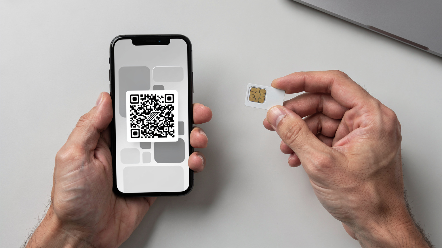 En hånd holder en smartphone, der viser en eSIM-aktiveringsskærm med en QR-kode, mens en anden hånd holder et fysisk SIM-kort, der illustrerer overgangen til eSIM-teknologi.