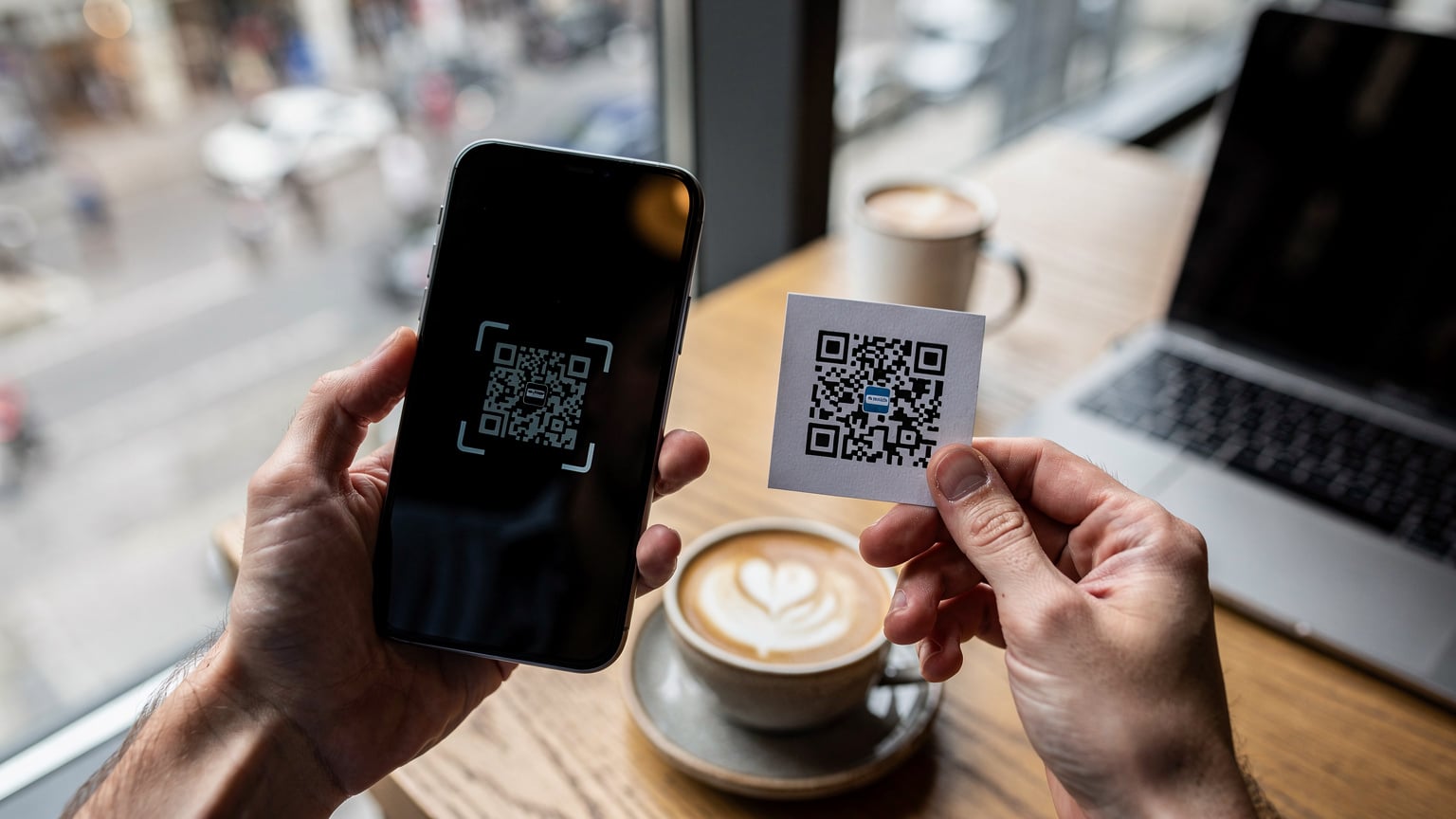 Batum'da modern bir kafede oturan bir gezginin, telefonundan eSIM QR kodunu tarayarak kurulum yaptığını gösteren bir görüntü.
