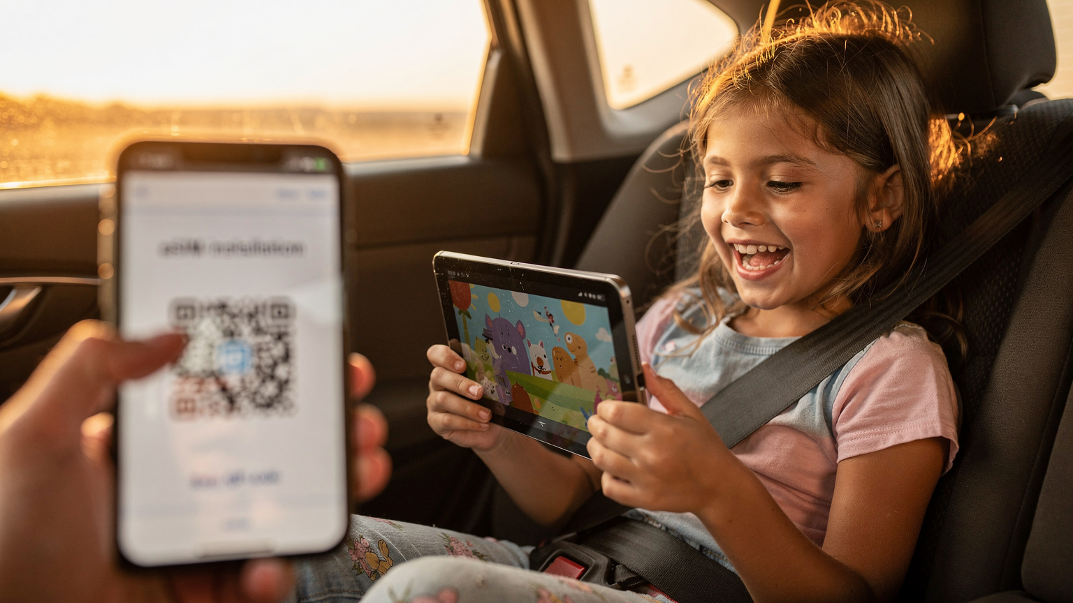 En ung pige på bagsædet af en bil, der griner og ser en tegnefilm på en tablet, mens en smartphone ligger i forgrunden med et eSIM-installationsvindue åbent. Solen skinner ind ad bilvinduet.