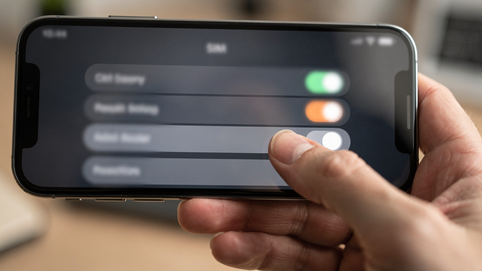Un écran d'iPhone 17 affichant la section 'Données Cellulaires' des réglages, avec plusieurs profils eSIM listés, l'un étant désactivé et l'autre actif, illustrant la gestion des lignes après un voyage.