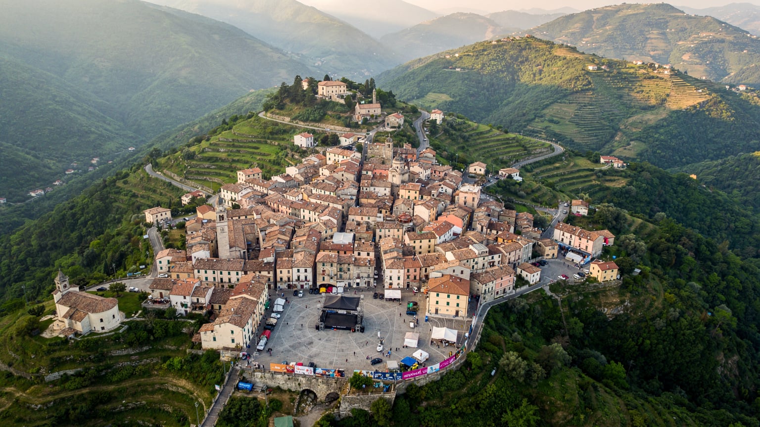 Una veduta aerea di Giffoni Valle Piana, con le sue colline verdi e il centro abitato che si prepara per il festival, mostrando un mix di tradizione e modernità.