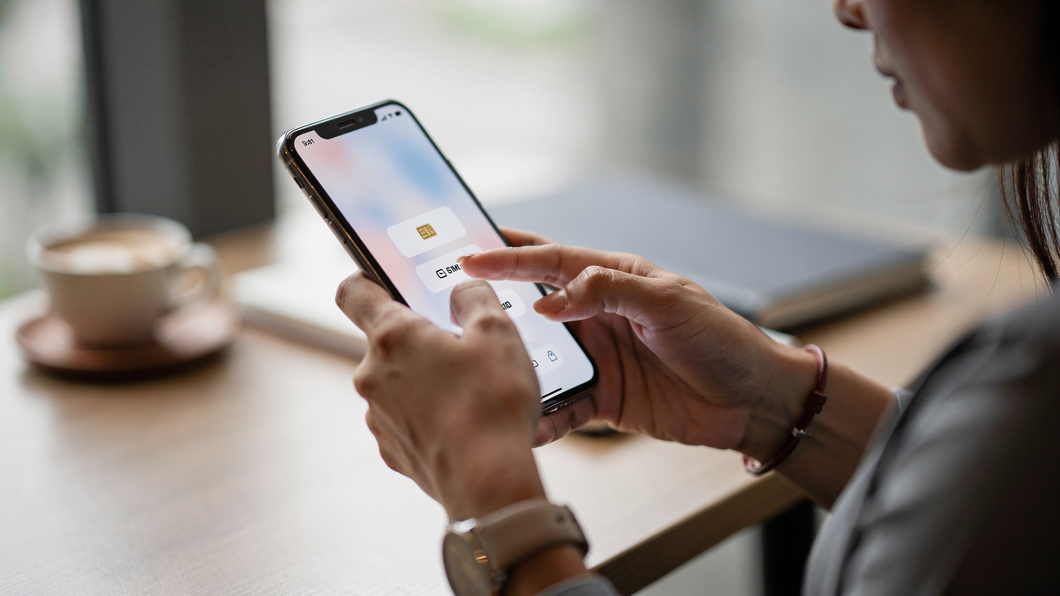 Seorang digital nomad wanita sedang memilih paket eSIM di aplikasi seluler, tampak di layar ponselnya daftar pilihan paket data untuk luar negeri.
