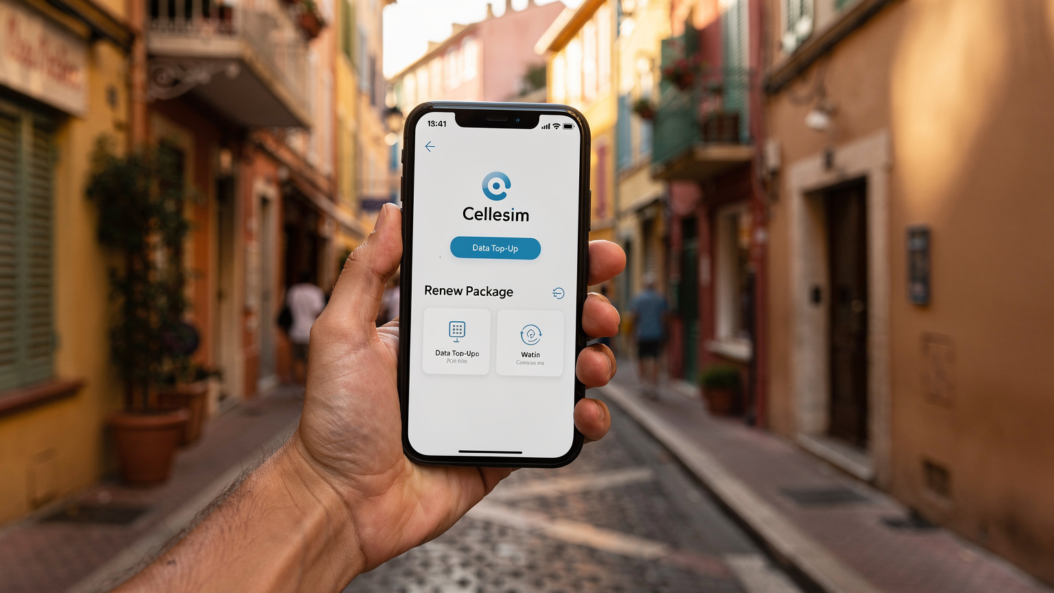 Ένα χέρι κρατάει ένα smartphone με ανοιχτή την εφαρμογή Cellesim, δείχνοντας τις επιλογές ανανέωσης πακέτου δεδομένων, με φόντο την παλιά πόλη της Νίκαιας και τα χαρακτηριστικά πολύχρωμα κτίρια.