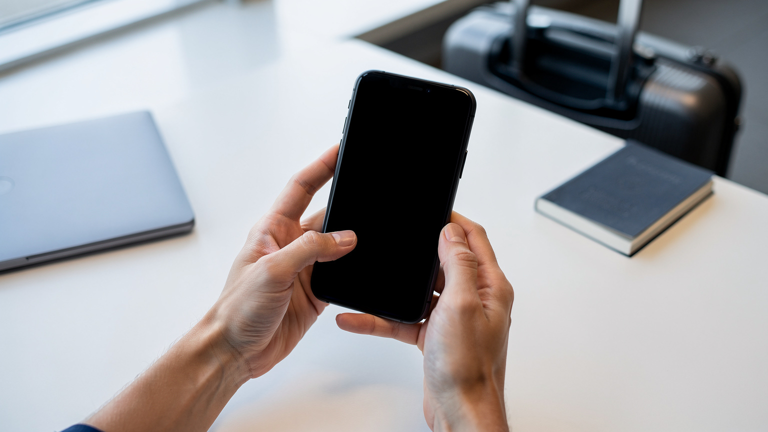 Gros plan sur des mains utilisant un smartphone pour scanner un QR code, symbolisant l'installation d'une eSIM, dans un environnement moderne et épuré.