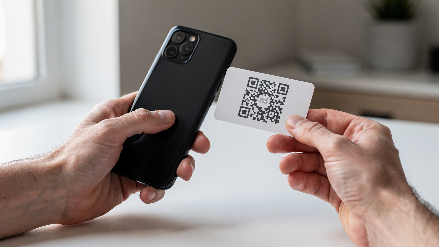 Detailní záběr na ruce, jak drží chytrý telefon a skenují QR kód pro aktivaci eSIM.