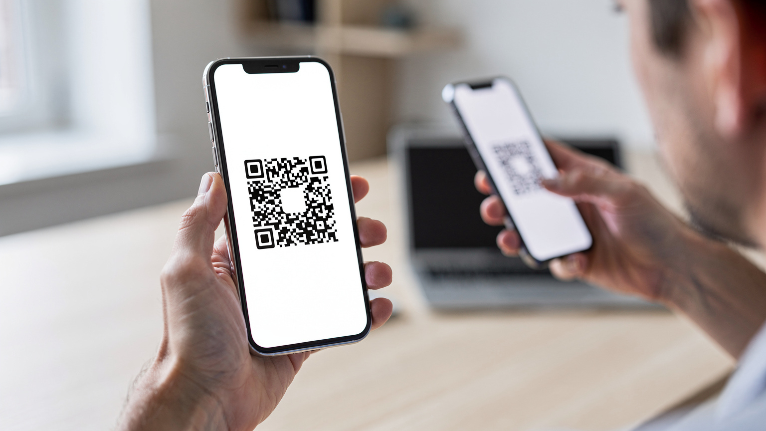 Een close-up van een hand die een QR-code scant op een nieuw iPhone 17 scherm, met een licht gebogen rug van de telefoon zichtbaar, in een moderne, clean ingerichte omgeving.