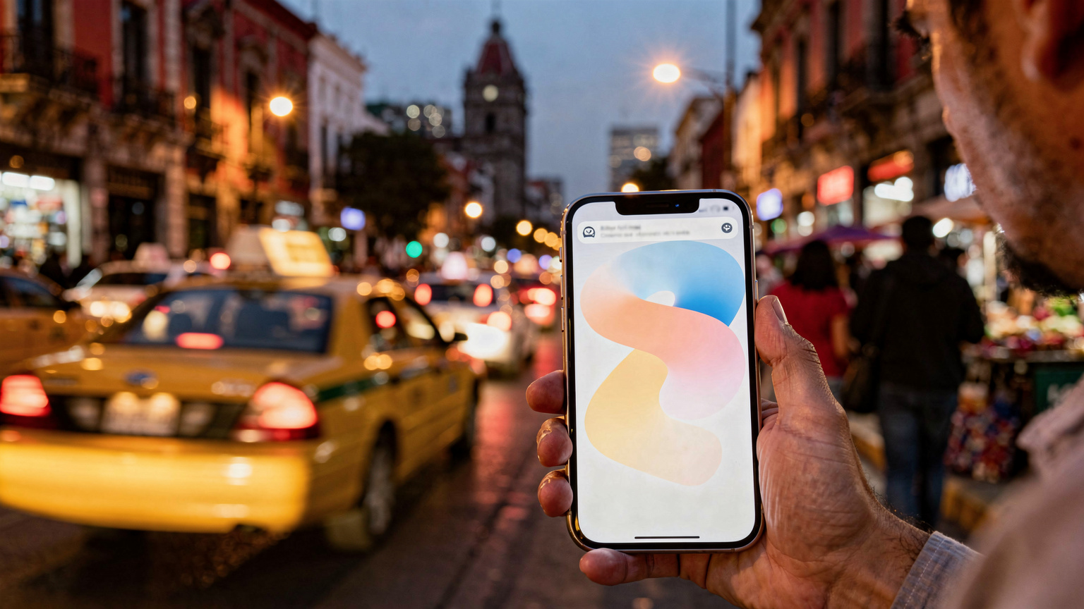Un iPhone 15 en primer plano con una mano seleccionando una opción de ahorro de datos, mientras de fondo se vislumbra un paisaje urbano bullicioso de Ciudad de México al atardecer, con taxis y edificios iluminados.