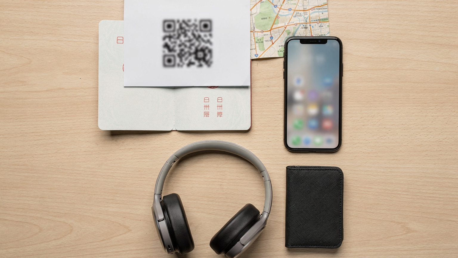 テーブルの上にパスポート、スマートフォン、eSIMのQRコードが印刷された紙が置かれ、準備万端の様子。