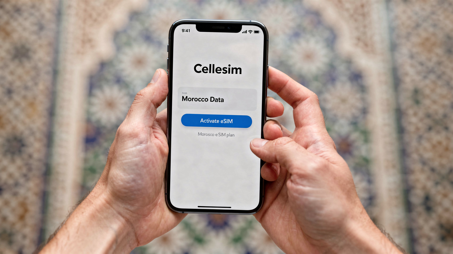 Zbliżenie na dłonie podróżnika trzymającego smartfon z widoczną aplikacją Cellesim, gotową do aktywacji pakietu eSIM dla Maroka, z rozmazanym tłem tradycyjnego marokańskiego wzoru.