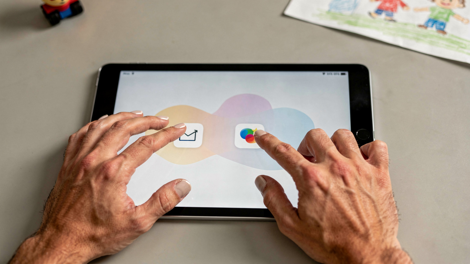 Un gros plan sur des mains d'adultes configurant les paramètres de Temps d'écran sur un iPad pour enfant, avec des icônes d'applications comme Disney+, Netflix et des jeux.
