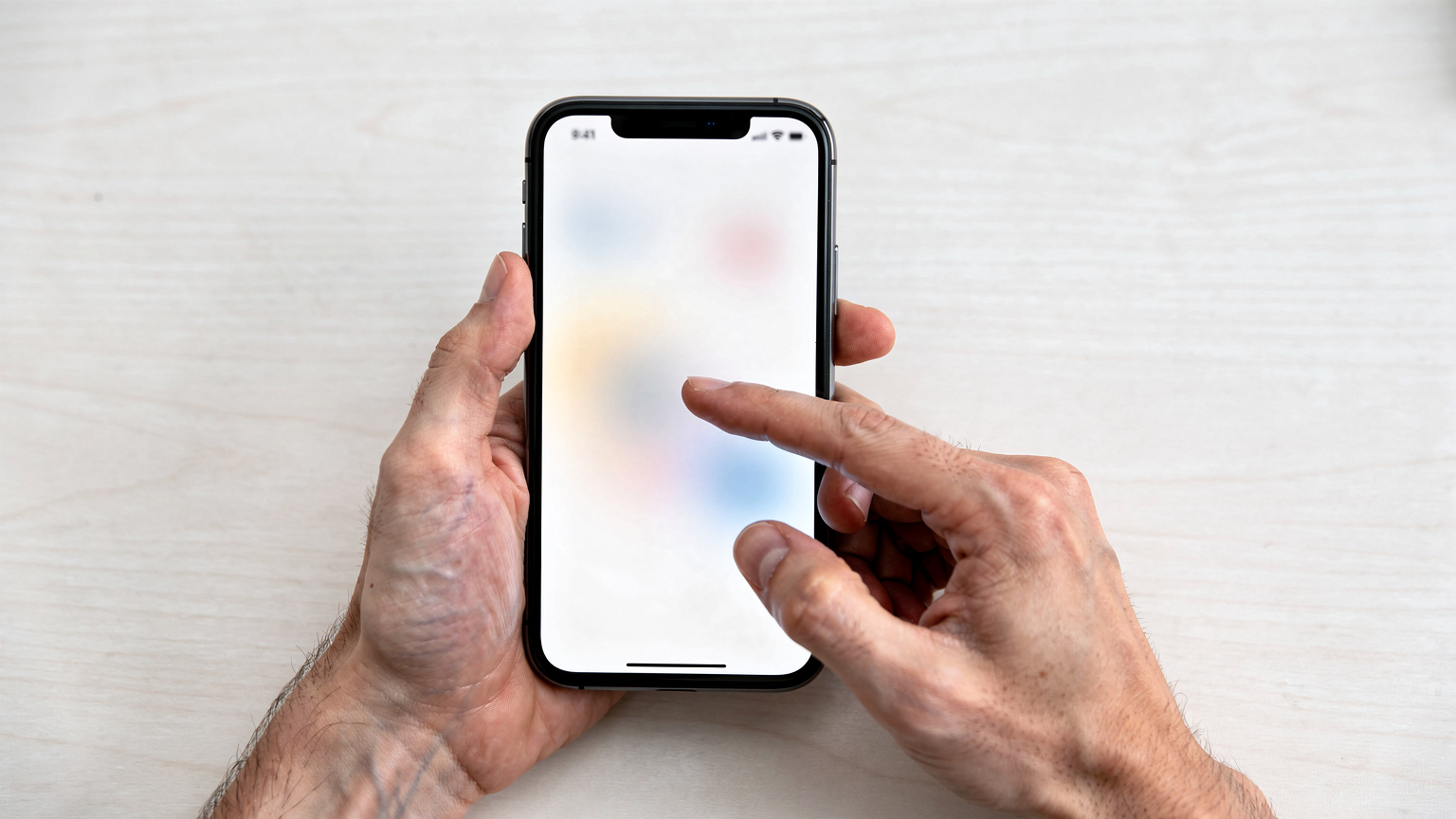 Un primo piano delle mani di una persona che tiene uno smartphone mentre installa un'eSIM scansionando un codice QR. Le dita sono delicatamente appoggiate sullo schermo, mostrando il processo di installazione.