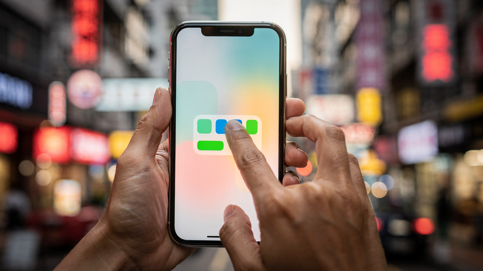 一雙手拿著 iPhone,螢幕上清晰地顯示著 Cellesim 的 App 介面,正在選擇香港的數據套餐,背景是模糊的香港街景,展現便捷的線上操作。